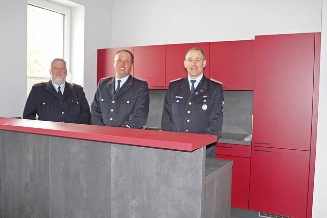 Freuen sich über die schöne Küche im Neubau (v.li.): Carsten Pfeifer, Andreas Meyer und Sven Dammann | Foto: sb