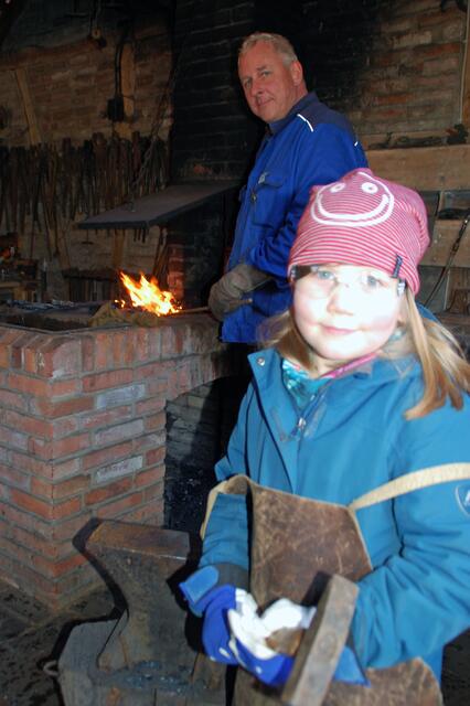 Hobbyschmied Martin Blessing und Liv (5) schmiedeten heißes Eisen