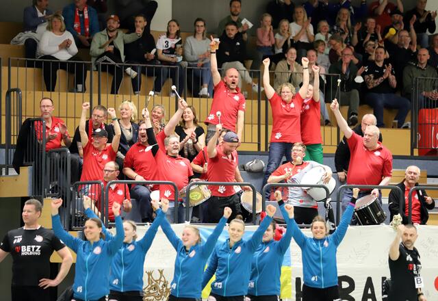 Der Luchse-Fan-Club jubelte mit dem Spielerinnen auf der Bank um die Wette | Foto: cc