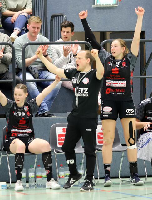 Auch Luchse-Geschäftsführer Sven Dubau (Mitte) hielt es nicht mehr auf dem Stuhl | Foto: cc