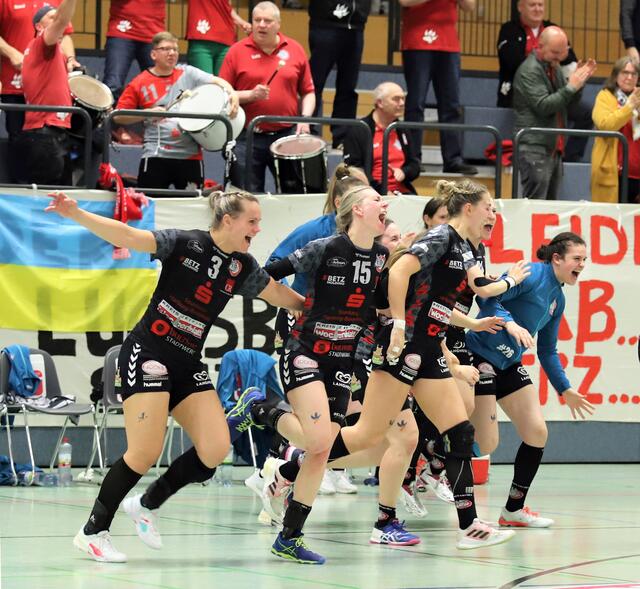 Nach Abpfiff der Partie hielt es auch die Spielerinnen auf der Luchse-Bank nicht mehr, die jubelnd in die Hallenmitte stürmten | Foto: cc