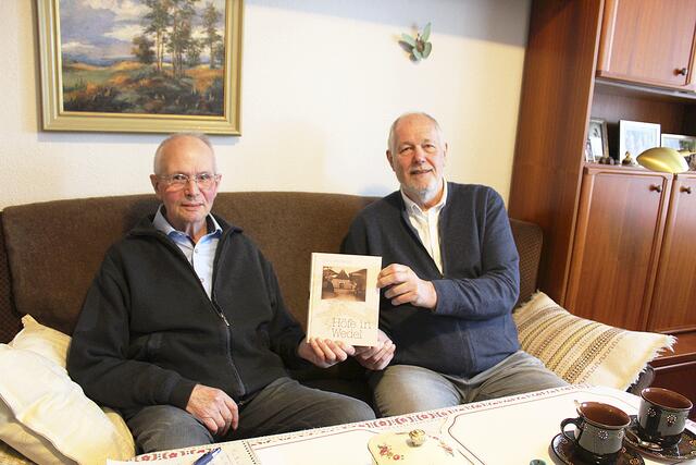 Lütje Behnken (li.) übergibt ein Buchexemplar an Ortsbürgermeister Hans-Ulrich Schumacher | Foto: sb
