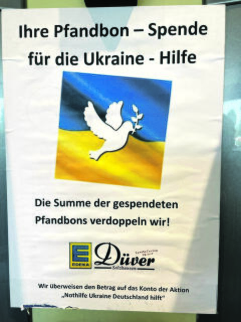 Mit der Friedenstaube vor der ukrainischen Flagge macht Edeka Düver auf die Aktion aufmerksam | Foto: Düver