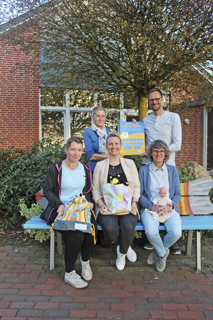 Arbeiten bei der Flüchtlingsbetreuung Hand in Hand: die MitMenschen (v. li.) Jenny Ritter, Julia Zimmermann, Samtgemeindemitarbeiterin Tina Selchow, Martin van der Vorst und Bettina Schmidt  | Foto: wd