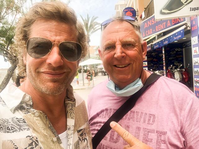 Auf Du und Du mit den Stars auf Mallorca: Schauspieler Henning Baum (li.) und Jürgen Brosda | Foto: Brosda