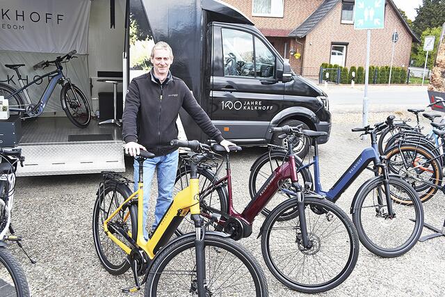 Promotormanager Alexander Büthe (Kalkhoff) führte die E-Bikes vor | Foto: Axel-Holger Haase