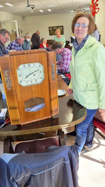 Lubor Schley freut sich: Die Uhr – ein Erbstück von ihrer Oma – geht wieder | Foto: ig