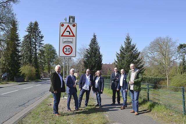 Beim Ortstermin (v.li.): Landtagsabgeordneter Heiner Schönecke, Landrat Rainer Rempe, Jan Bauer, Vorsitzender des Kreisordnungsausschusses, die stv. Moisburger Bürgermeisterin Martina Deckwerth, Nils Bludau von der Bürgerinitiative Verkehrsberuhigung Moisburg, Alexander Schultz von der Hollenstedter Samtgemeindeverwaltung und Moisburgs Bürgermeister Ronald Doll | Foto: bim
