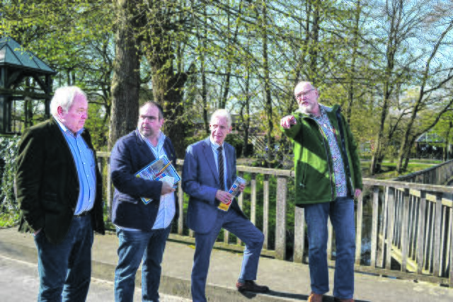 Moisburgs Bürgermeister Ronald Doll (re.) wies Landtagsabgeordneten Heiner Schönecke (v.li.), Jan Bauer, den Vorsitzenden des Kreisumweltausschusses und Landrat Rainer Rempe auf die abgesackte Fahrbahn der L141 hin | Foto: bim