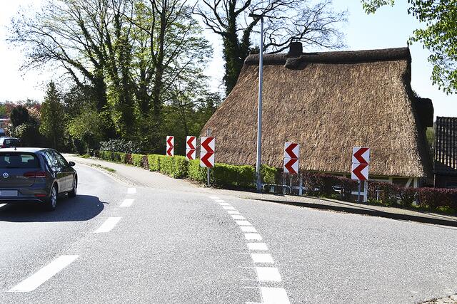 Unmittelbar vor dem Unfall-gebeutelten Reetdachhaus gibt es nun fünf Kurvenleittafeln | Foto: bim