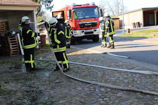 Die Feuerwehr hat den Brand schnell unter Kontrolle | Foto: Klensang/Feuerwehr Bargstedt