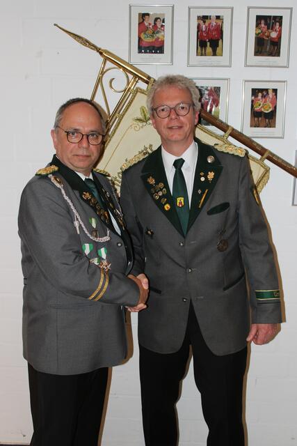 Wechsel an der Schützenvereins-Spitze: Der scheidende Oberst Dirk Hornbostel (re.) gratuliert seinem Nachfolger zur Wahl | Foto: ce