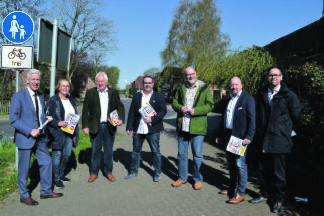 Vor der Kurve der L141 (v. li.): Landrat Rainer Rempe, die stv. Bürgermeisterin Martina Deckwerth, Landtagsabgeordneter Heiner Schönecke, Jan Bauer vom Kreisordnungsausschuss, Bürgermeister Ronald Doll, Alexander Schultz von der Hollenstedter Verwaltung und Nils Bludau von der Bürgerinitiative | Foto: bim