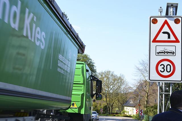 In der Kurve auf der abschüssigen L141 wird jetzt mit einer großen Tafel mit Warnblinklicht auf die Unfallgefahr hingewiesen | Foto: bim
