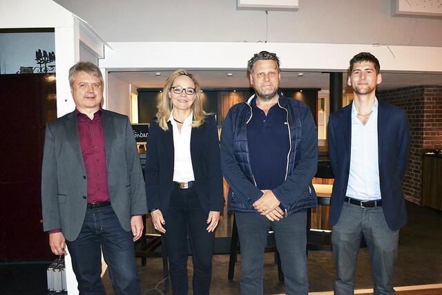 Tostedts Gemeindedirektor Dr. Peter Dörsam (li.) und Heidenaus Bürgermeister Dierk Benekre (2. v. re.) moderierten die Infoveranstaltung mit Daniel Seybold von Nextwind und Projekt-Koordinatorin Tanja Kreuz | Foto: bim
