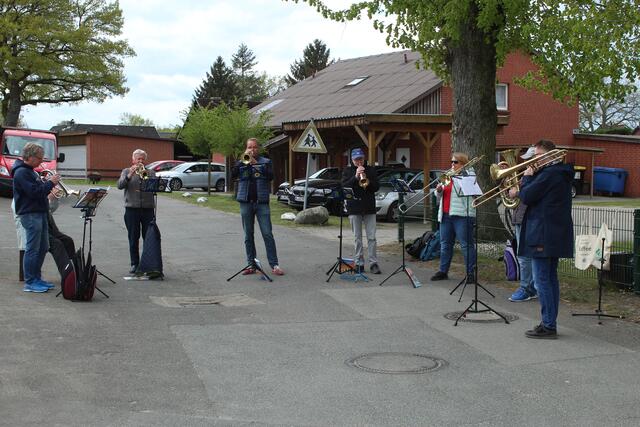Der Posaunenchor sorgte für musikalische Untermalung  | Foto: lm