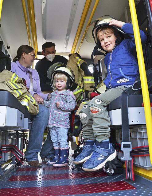 Enno (3) und Meret (2) sowie ihre Mutter Mareike La Graauw nahmen im Feuerwehrauto Platz | Foto: bim