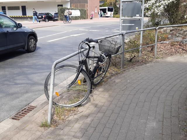 Dieses Fahrrad steht seit einigen Wochen an der Lindenstraße. Was soll damit geschehen?