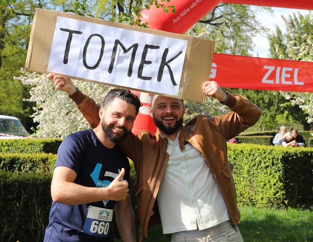 Tomek Behneke (li.) war einer von über 600 Startern beim 38. Stadt- und Deichlauf in Winsen und wurde am Ziel von Zwillingsbruder Marek erwartet, der ihn vorher auf der Strecke angefeuert hatte | Foto: cc