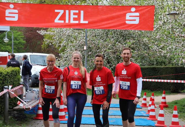 Zufrieden im Ziel nach dem 10-km-Lauf: Das Team der Sparkasse Harburg-Buxtehude mit (v. li.) Doris Haasler, Nadine Köhler, Maren Bätz und Thorsten Sundermann | Foto: cc
