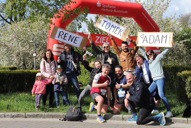 Sportbegeisterte aus drei Familen bejubelten die Dauerläufer | Foto: cc