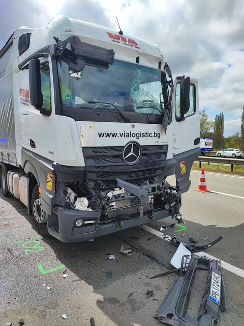 Der zweite Lkw wurden im Frontbereich beschädigt