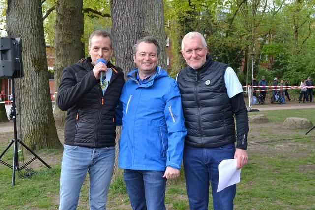 Arbeiten Hand in Hand: WOCHENBLATT-Geschäftsführer Stephan Schrader (Mi.) und die Organisatoren Fritz Harre (re.) und Christoph Reise | Foto: bim