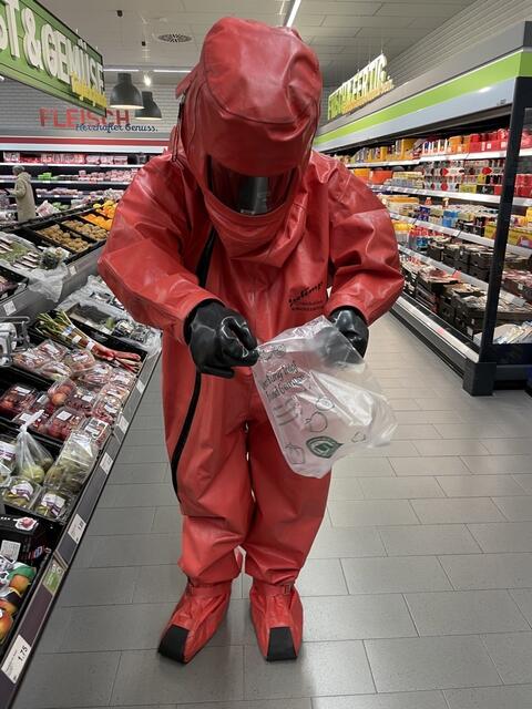 Mit Handschuhen die hauchdünnen Gemüsetüten öffnen, ist gar nicht so einfach | Foto: Feuerwehr Tostedt
