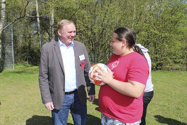 Thomas Winkelmann (li., I.M. Leiendecker Stiftung) übergab einen nagelneuen Fußball an Schülersprecher Robert Pasula