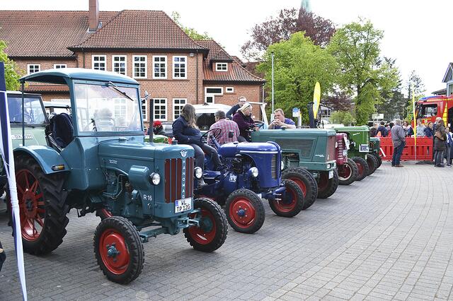 Auf dem Rathausplatz präsentieren sich Vereine - so wie hier im Jahr 2019 die Treckerfreunde | Foto: bim
