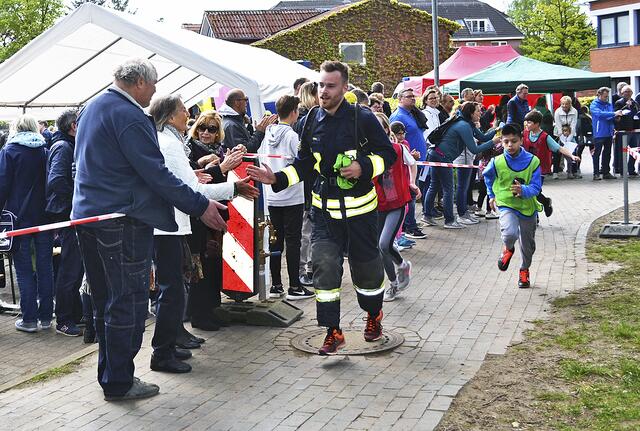 Hart im Nehmen: Mancher Feuerwehrmann startet beim "Run 4 Help" ist Einsatzklamotten | Foto: bim