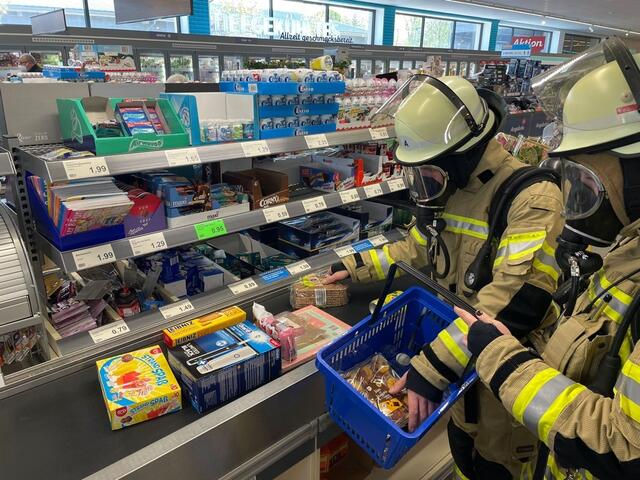 Auch die Atemschutzgeräteträger liefen in Ausrüstung durch den Supermarkt | Foto: Feuerwehr Tostedt