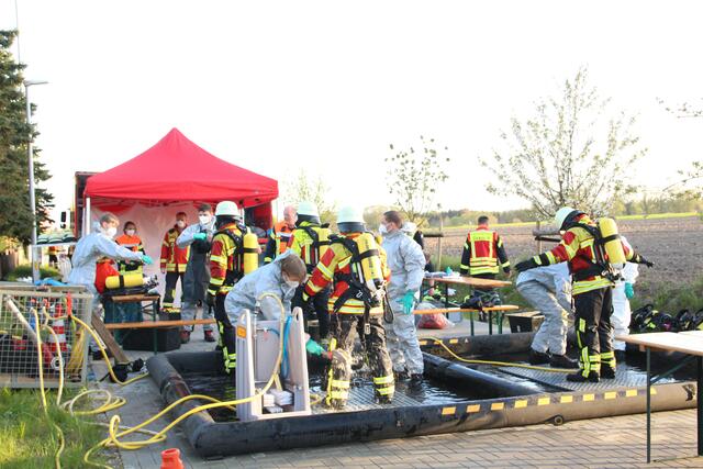 Für die Einsatzkräfte wurde eine Dekontaminationsstelle aufgebaut | Foto: Feuerwehr Seevetal