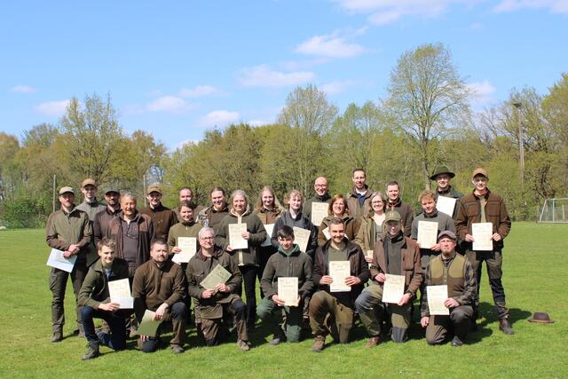 Freude über den Erfolg: Alle Jungjäger der Ausbildungsgruppe Rosengarten mit ihren Prüfungsurkunden | Foto: Bernard Wegner