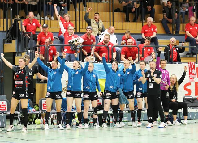 Die Luchse-Spielerinnen auf der Bank und die Fans bejubelten jedes Tor ihrer Mannschaft | Foto: cc