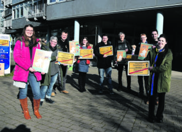 Eltern aus der Samtgemeinde Hanstedt machen sich vor dem Kreishaus in Winsen für eine Integrierte Gesamtschule stark