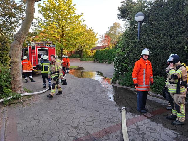 Die Feuerwehr war schnell vor Ort und löschte den Brand  | Foto: thl 