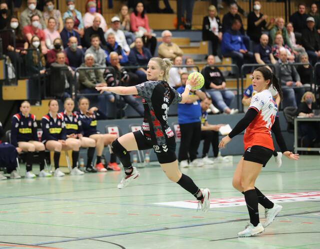 Beste Werferin bei den Handball-Luchsen war Alexia Hauf (am Ball) mit 9 Toren | Foto: cc