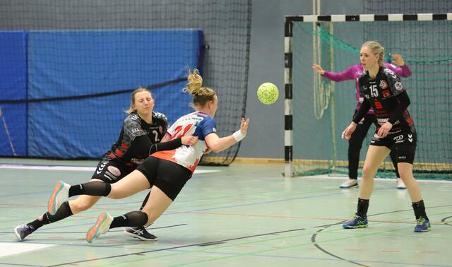 Louise Cronstedt (li.) packte auch in der Abwehr mit an | Foto: cc