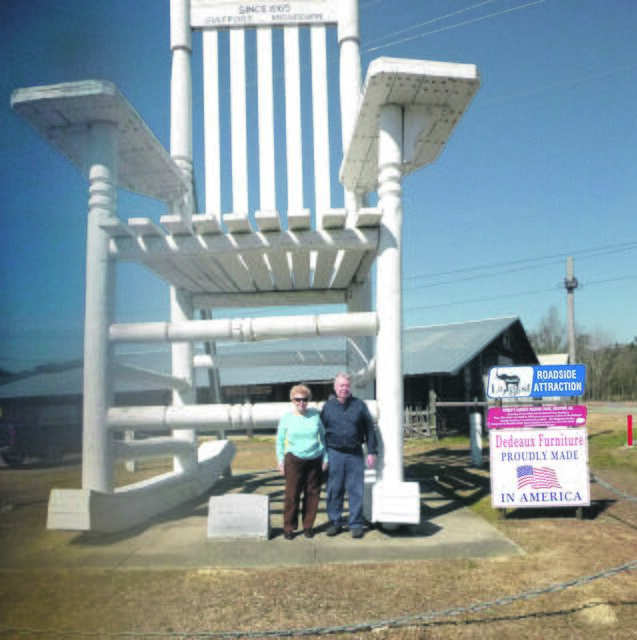 In Gulfport/Mississippi: Bernhard Müller und Lebensgefährtin Gisela Rainey an deren Wohnort vor dem von einem örtlichen Tischler gefertigten größten Schaukelstuhl der Welt | Foto: Rainey
