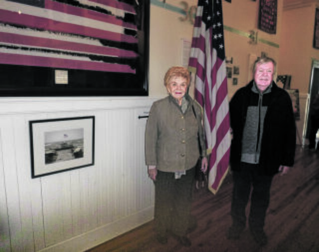 Vor einer zerfetzten amerikanischen Flagge: Gisela Rainey und Bernhard Müller besuchten auch das Hurricane-Katrina-Museum im amerikanischen Waveland  | Foto: Rainey