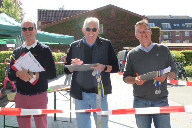 Fleißige Rundenzähler: (v. li.) Dr. Hans-Heinrich Aldag (Waldklinik Jesteburg), Andreas Buß (ehemals Laurens Spethmann Holding) und Ex-Landrat Axel Gedaschko
