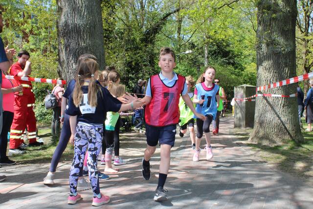 Abklatschen gehört dazu: Vor allem Kinder und Jugendliche liefen beim "Run 4 Help" für den guten Zweck