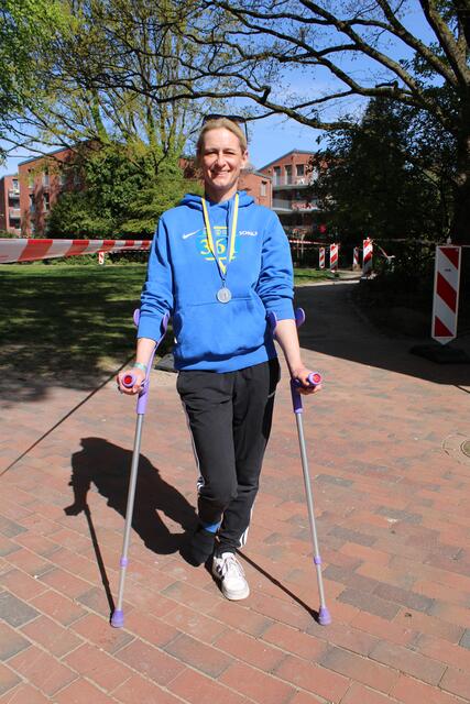 Trotz Knöchelbruchs mit Krücken am Start: GAK-Sportlehrerin Meike Scholz