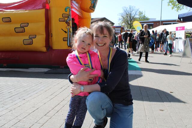 Am Muttertag im Duo am Start und mit einer Medaille belohnt: Jette (4) lief gemeinsam mit ihrer Mutter Brit Wilhelm