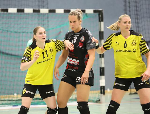 Evelyn Schulz (Mitte) doppelt gedeckt | Foto: cc