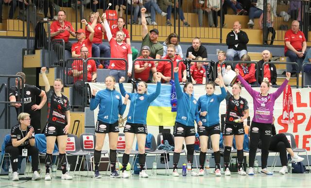 Die Fans und die Spielerinnen von der Luchse-Bank bejubelten jedes Tor ihrer Mannschaft | Foto: cc