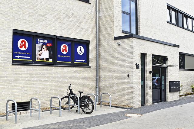 Das Ärztehaus verfügt über zahlreiche Parkplätze für die Patienten, Fahrradständer und einen großzügigen Eingangsbereich mit Fahrstuhl | Foto: Axel-Holger Haase