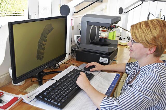 Am Computer werden Kronen und Brücken gestaltet | Foto: Axel-Holger Haase