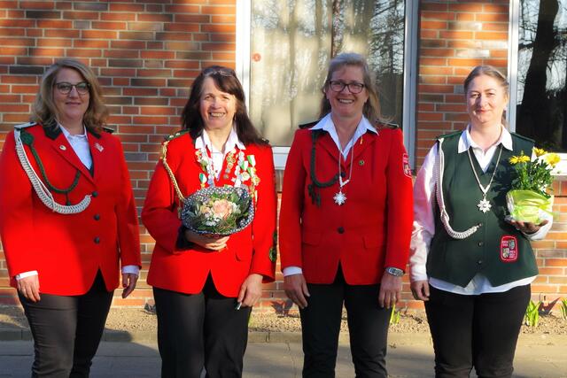 Königin Susanne Salau (2. v. li.) mit den Adjutantinnen (v. li.) Birgit Tödter, Laura Elflein und Barbara Rehm | Foto: SV Sprötze-Kakenstorf